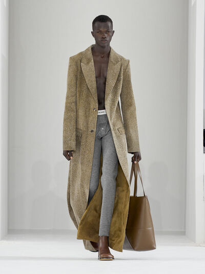 Fall winter 23 LOEWE men show look 33