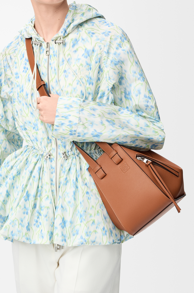LOEWE Bolso Hammock Compact en piel de ternera Marrón Claro