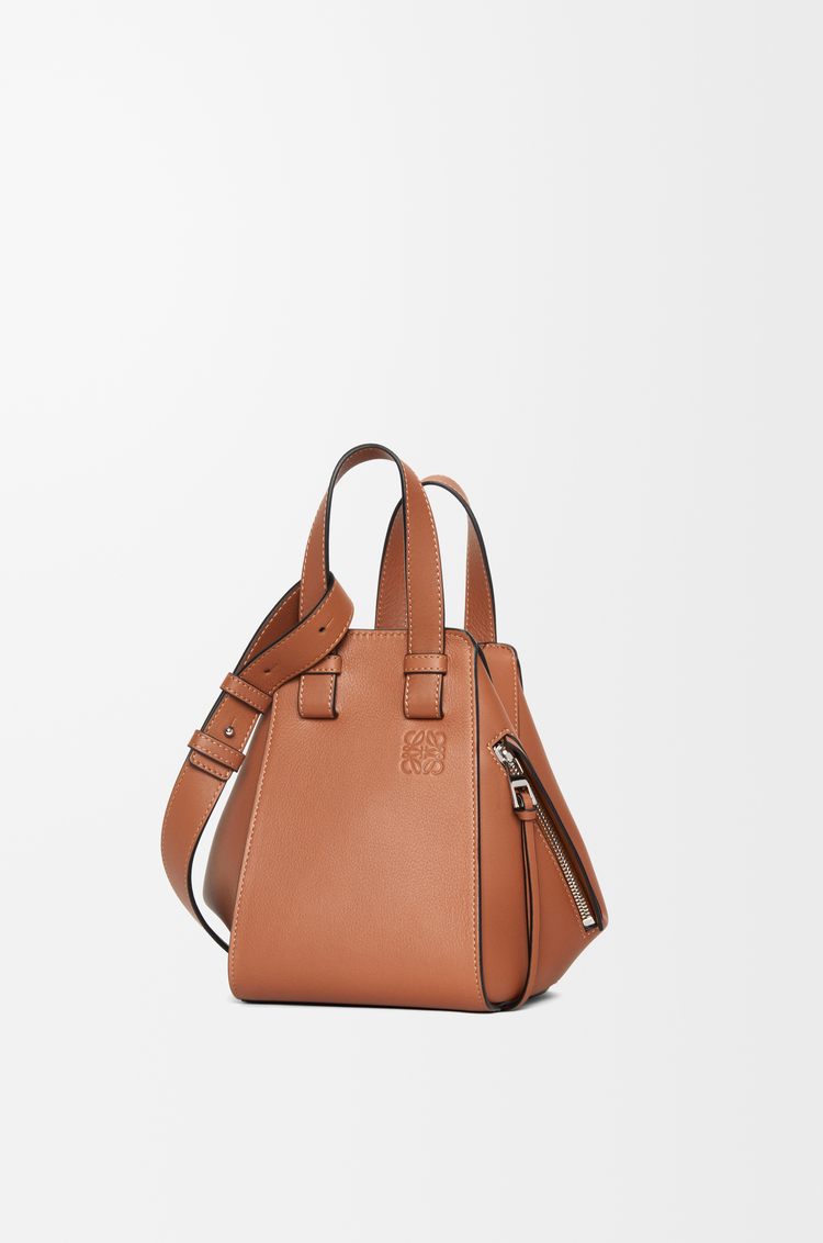 LOEWE Bolso Hammock Compact en piel de ternera Marrón Claro