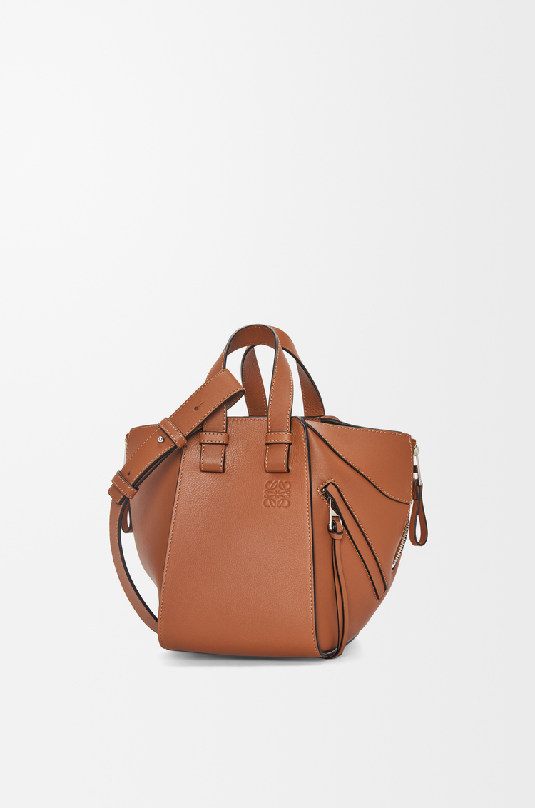 LOEWE Bolso Hammock Compact en piel de ternera Marrón Claro